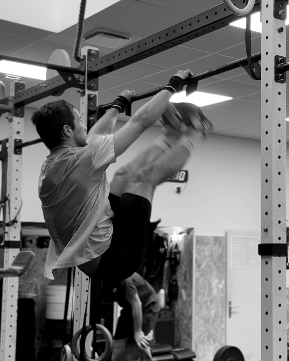 Mouvement de gymnastique à la barre pendant un WOD