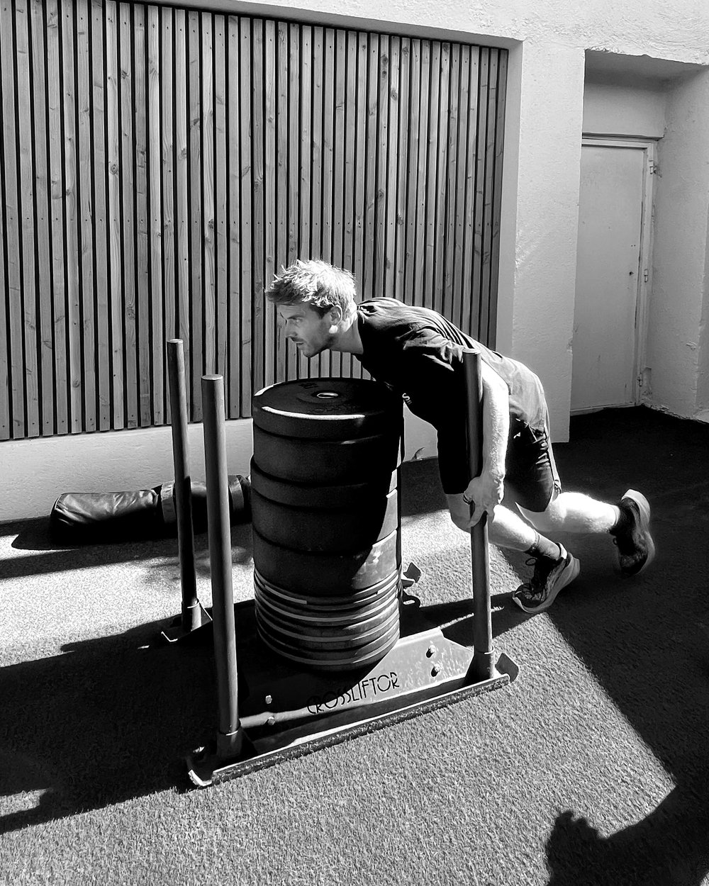 Sled push sur la zone extérieure du club